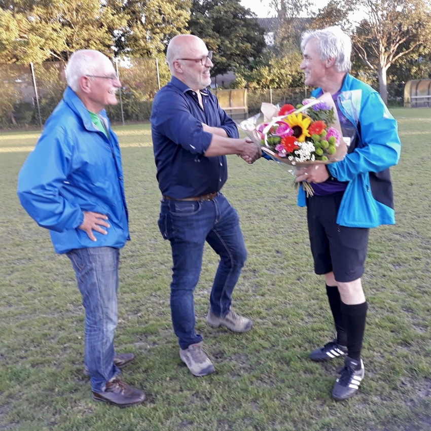 Foto 3 afscheid clubscheidsrechter Gerd van der Leeuw op het veld